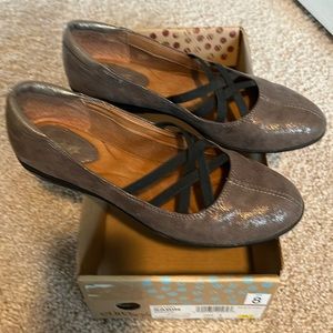 New Eurosoft flats/slight wedge in size 8. Color is a sparkly taupe.